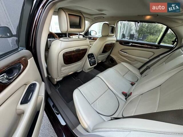 Червоний Ягуар Ікс Джей, об'ємом двигуна 4.2 л та пробігом 124 тис. км за 44000 $, фото 7 на Automoto.ua