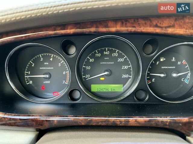 Червоний Ягуар Ікс Джей, об'ємом двигуна 4.2 л та пробігом 124 тис. км за 44000 $, фото 27 на Automoto.ua