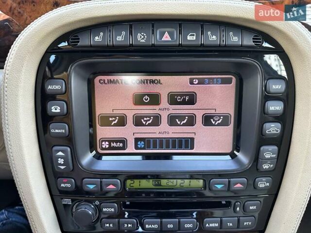 Червоний Ягуар Ікс Джей, об'ємом двигуна 4.2 л та пробігом 124 тис. км за 44000 $, фото 31 на Automoto.ua