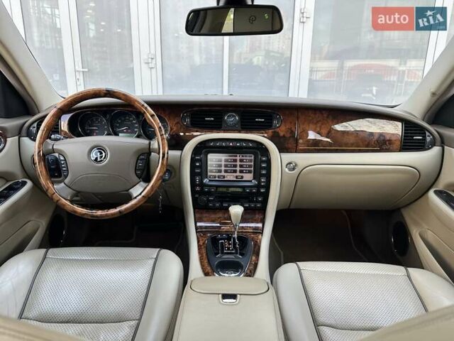 Червоний Ягуар Ікс Джей, об'ємом двигуна 4.2 л та пробігом 124 тис. км за 44000 $, фото 13 на Automoto.ua