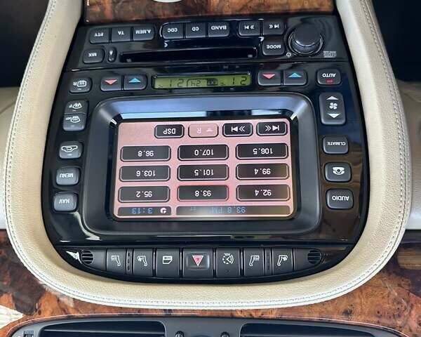 Червоний Ягуар Ікс Джей, об'ємом двигуна 4.2 л та пробігом 124 тис. км за 44000 $, фото 28 на Automoto.ua