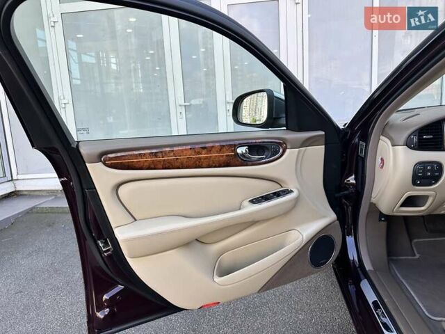 Червоний Ягуар Ікс Джей, об'ємом двигуна 4.2 л та пробігом 124 тис. км за 44000 $, фото 20 на Automoto.ua