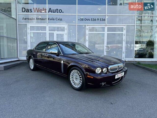 Червоний Ягуар Ікс Джей, об'ємом двигуна 4.2 л та пробігом 124 тис. км за 44000 $, фото 2 на Automoto.ua