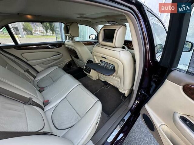 Червоний Ягуар Ікс Джей, об'ємом двигуна 4.2 л та пробігом 124 тис. км за 44000 $, фото 10 на Automoto.ua