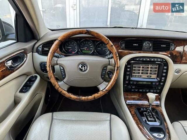 Червоний Ягуар Ікс Джей, об'ємом двигуна 4.2 л та пробігом 124 тис. км за 44000 $, фото 14 на Automoto.ua