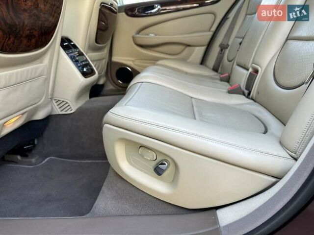 Червоний Ягуар Ікс Джей, об'ємом двигуна 4.2 л та пробігом 124 тис. км за 44000 $, фото 18 на Automoto.ua