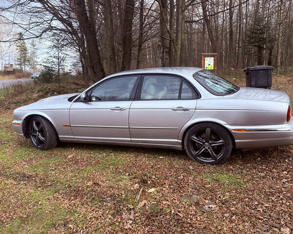 Серый Ягуар Икс Джей, объемом двигателя 3 л и пробегом 209 тыс. км за 12000 $, фото 1 на Automoto.ua