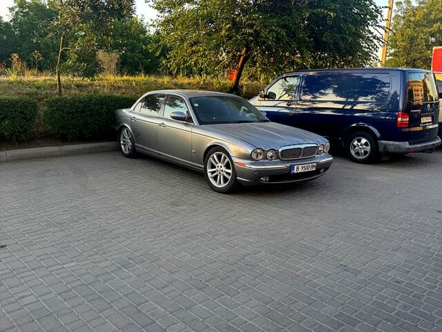 Серый Ягуар Икс Джей, объемом двигателя 4.2 л и пробегом 98 тыс. км за 2200 $, фото 1 на Automoto.ua