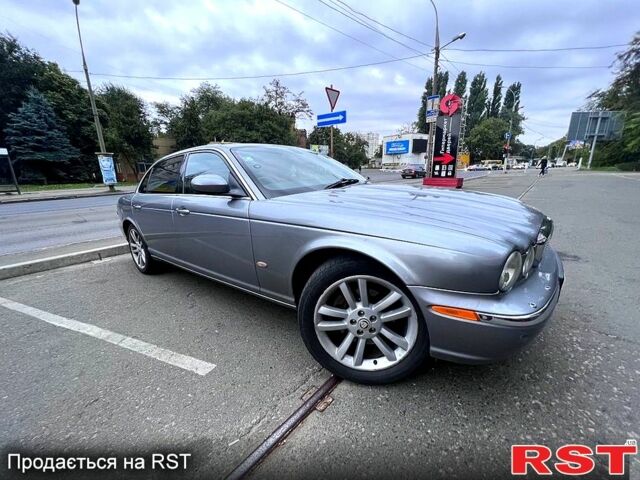 Серый Ягуар Икс Джей, объемом двигателя 4.2 л и пробегом 98 тыс. км за 2200 $, фото 4 на Automoto.ua