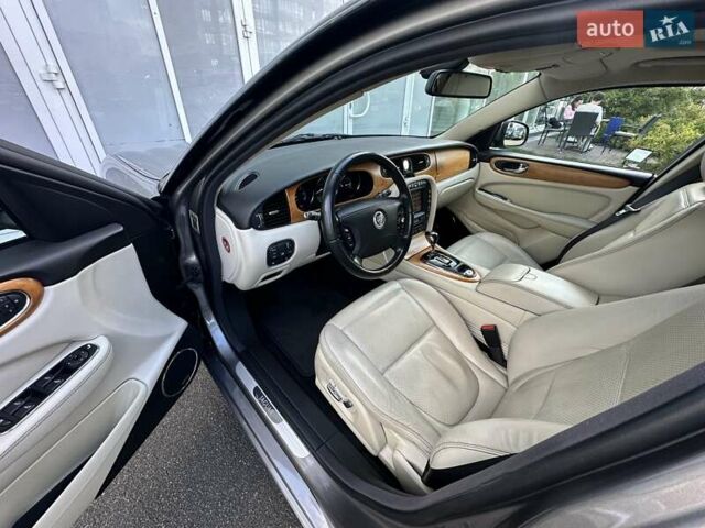 Сірий Ягуар Ікс Джей, об'ємом двигуна 4.2 л та пробігом 74 тис. км за 36000 $, фото 6 на Automoto.ua