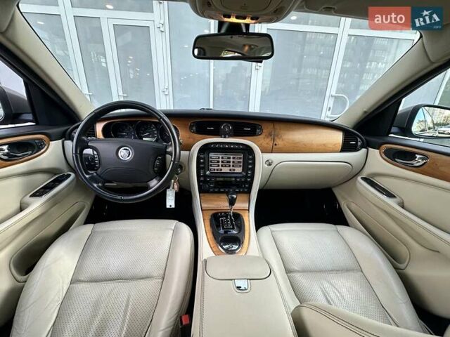 Сірий Ягуар Ікс Джей, об'ємом двигуна 4.2 л та пробігом 74 тис. км за 36000 $, фото 12 на Automoto.ua