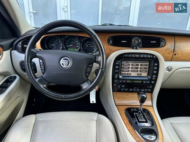 Сірий Ягуар Ікс Джей, об'ємом двигуна 4.2 л та пробігом 74 тис. км за 36000 $, фото 13 на Automoto.ua