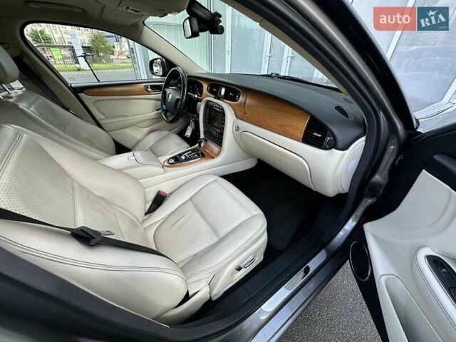 Сірий Ягуар Ікс Джей, об'ємом двигуна 4.2 л та пробігом 74 тис. км за 36000 $, фото 9 на Automoto.ua