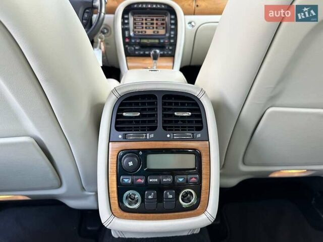 Сірий Ягуар Ікс Джей, об'ємом двигуна 4.2 л та пробігом 74 тис. км за 36000 $, фото 11 на Automoto.ua