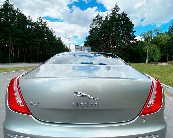 Серый Ягуар Икс Джей, объемом двигателя 3 л и пробегом 87 тыс. км за 28000 $, фото 2 на Automoto.ua