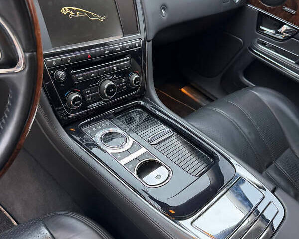 Ягуар Икс Джей 2013 в Виннице на Automoto.ua Серый Ягуар Икс Джей, объемом двигателя 3 л и пробегом 110 тыс. км за 22000 $, фото 12 на Automoto.ua