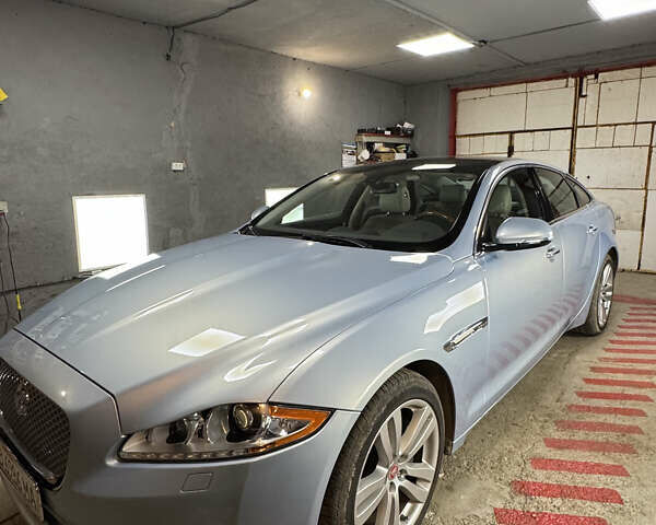 Серый Ягуар Икс Джей, объемом двигателя 3 л и пробегом 112 тыс. км за 18000 $, фото 1 на Automoto.ua