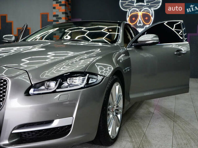 Ягуар Икс Джей 2017 в Житомире на Automoto.ua Серый Ягуар Икс Джей, объемом двигателя 3 л и пробегом 169 тыс. км за 22000 $, фото 1 на Automoto.ua