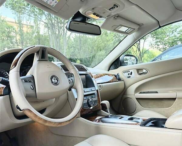Бежевий Ягуар ХК, об'ємом двигуна 4.2 л та пробігом 72 тис. км за 21900 $, фото 6 на Automoto.ua