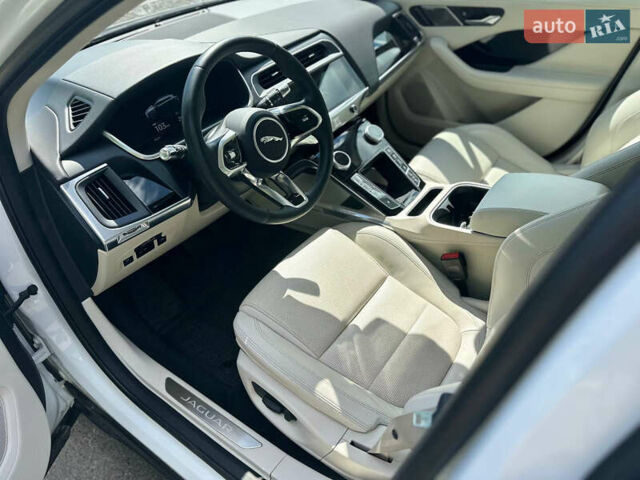 Белый Ягуар I-Pace, объемом двигателя 0 л и пробегом 44 тыс. км за 27800 $, фото 15 на Automoto.ua