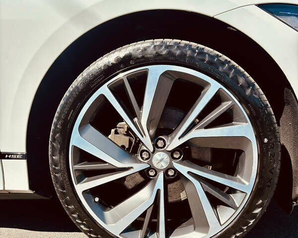 Белый Ягуар I-Pace, объемом двигателя 0 л и пробегом 83 тыс. км за 26500 $, фото 1 на Automoto.ua
