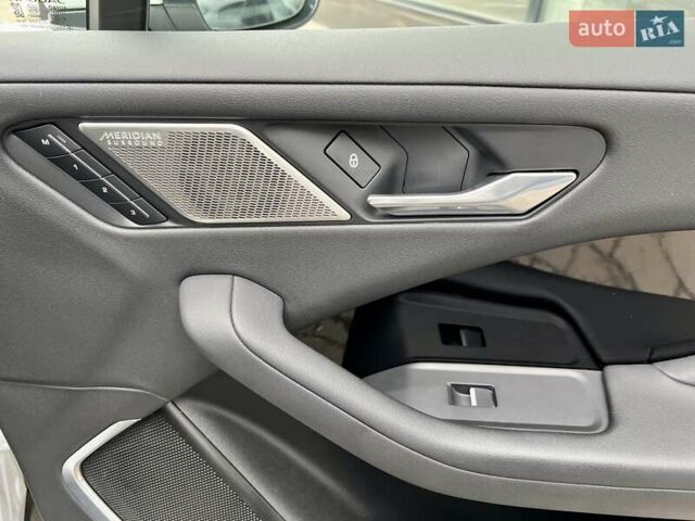 Белый Ягуар I-Pace, объемом двигателя 0 л и пробегом 105 тыс. км за 24999 $, фото 51 на Automoto.ua