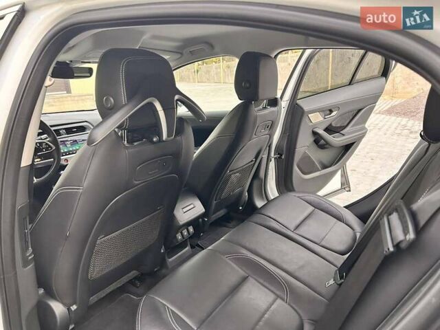 Белый Ягуар I-Pace, объемом двигателя 0 л и пробегом 127 тыс. км за 27699 $, фото 10 на Automoto.ua