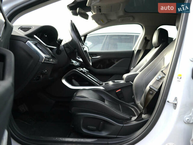 Белый Ягуар I-Pace, объемом двигателя 0 л и пробегом 99 тыс. км за 22999 $, фото 11 на Automoto.ua
