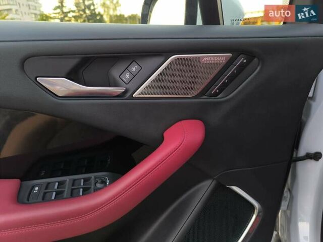 Белый Ягуар I-Pace, объемом двигателя 0 л и пробегом 65 тыс. км за 31800 $, фото 9 на Automoto.ua