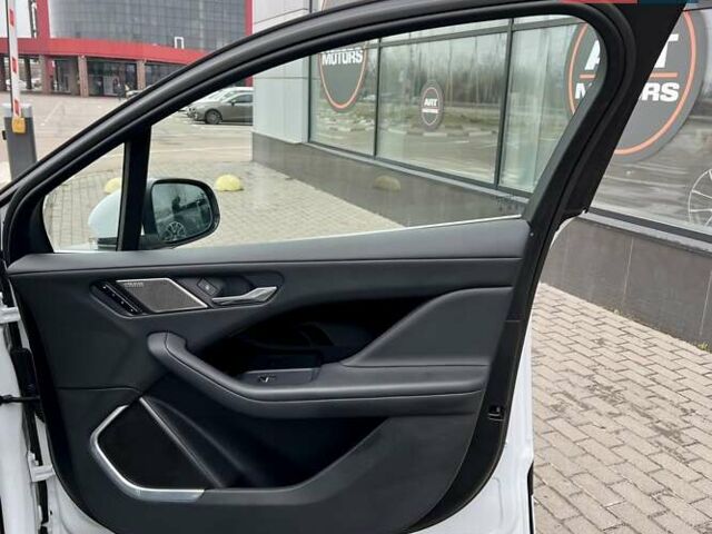 Белый Ягуар I-Pace, объемом двигателя 0 л и пробегом 105 тыс. км за 24999 $, фото 50 на Automoto.ua