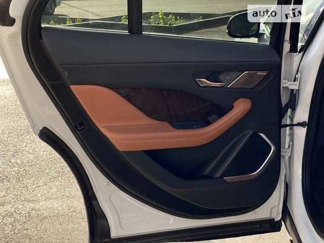 Белый Ягуар I-Pace, объемом двигателя 0 л и пробегом 54 тыс. км за 31999 $, фото 36 на Automoto.ua