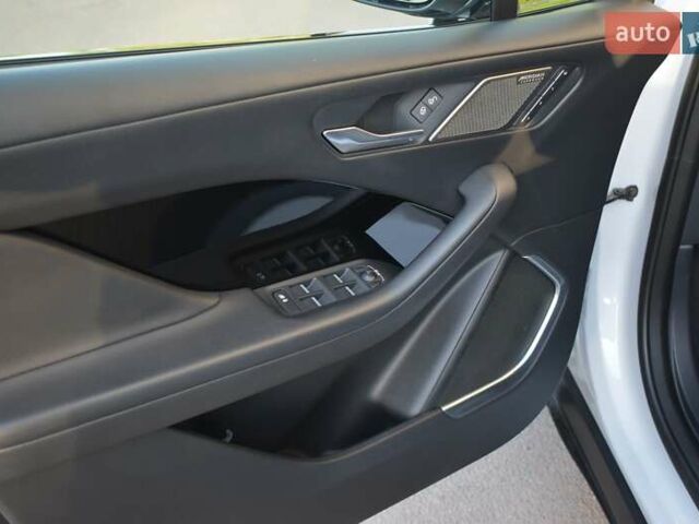 Белый Ягуар I-Pace, объемом двигателя 0 л и пробегом 61 тыс. км за 25000 $, фото 23 на Automoto.ua