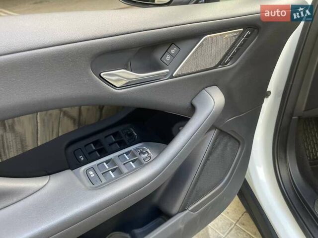 Белый Ягуар I-Pace, объемом двигателя 0 л и пробегом 78 тыс. км за 25990 $, фото 8 на Automoto.ua