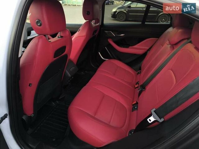 Белый Ягуар I-Pace, объемом двигателя 0 л и пробегом 65 тыс. км за 31800 $, фото 15 на Automoto.ua