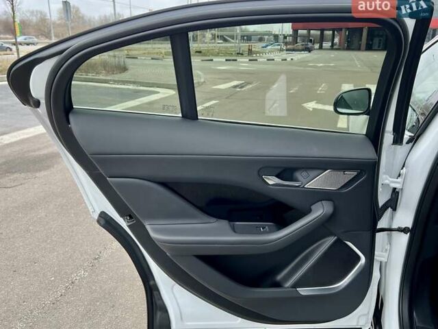 Белый Ягуар I-Pace, объемом двигателя 0 л и пробегом 105 тыс. км за 24999 $, фото 28 на Automoto.ua