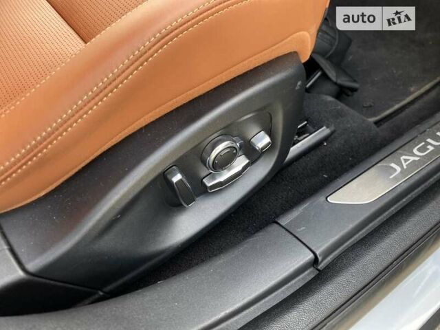 Белый Ягуар I-Pace, объемом двигателя 0 л и пробегом 54 тыс. км за 31999 $, фото 19 на Automoto.ua