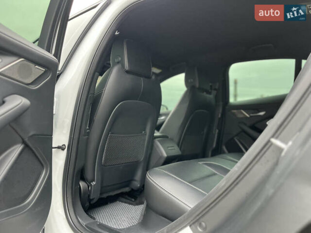 Белый Ягуар I-Pace, объемом двигателя 0 л и пробегом 57 тыс. км за 27500 $, фото 21 на Automoto.ua