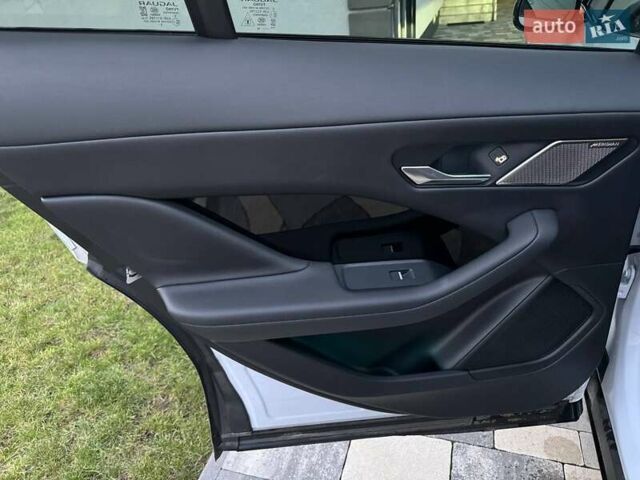 Белый Ягуар I-Pace, объемом двигателя 0 л и пробегом 101 тыс. км за 24700 $, фото 79 на Automoto.ua