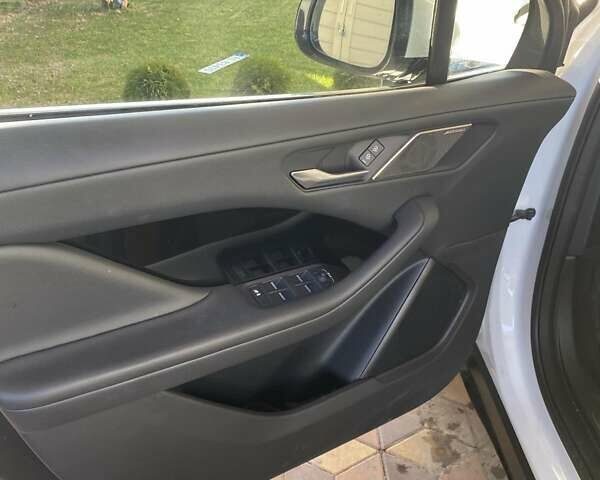 Белый Ягуар I-Pace, объемом двигателя 0 л и пробегом 102 тыс. км за 24100 $, фото 17 на Automoto.ua