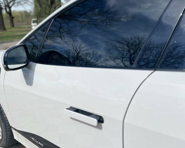 Белый Ягуар I-Pace, объемом двигателя 0 л и пробегом 100 тыс. км за 29500 $, фото 12 на Automoto.ua