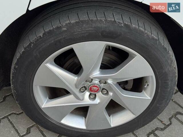 Белый Ягуар I-Pace, объемом двигателя 0 л и пробегом 117 тыс. км за 24990 $, фото 98 на Automoto.ua