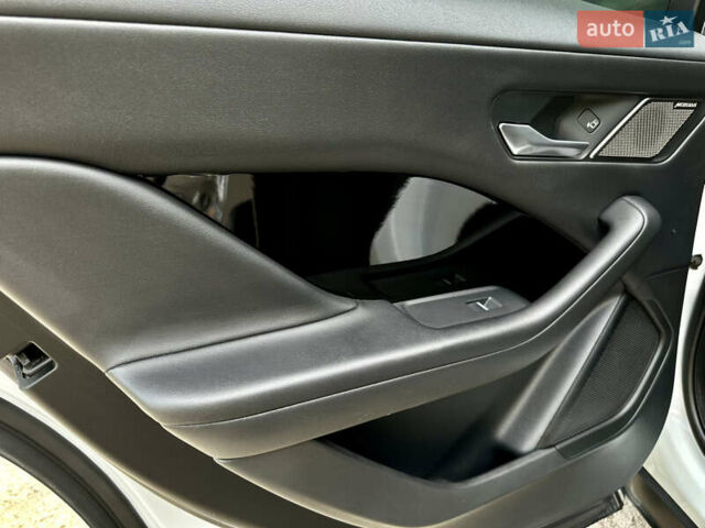 Белый Ягуар I-Pace, объемом двигателя 0 л и пробегом 40 тыс. км за 31400 $, фото 26 на Automoto.ua