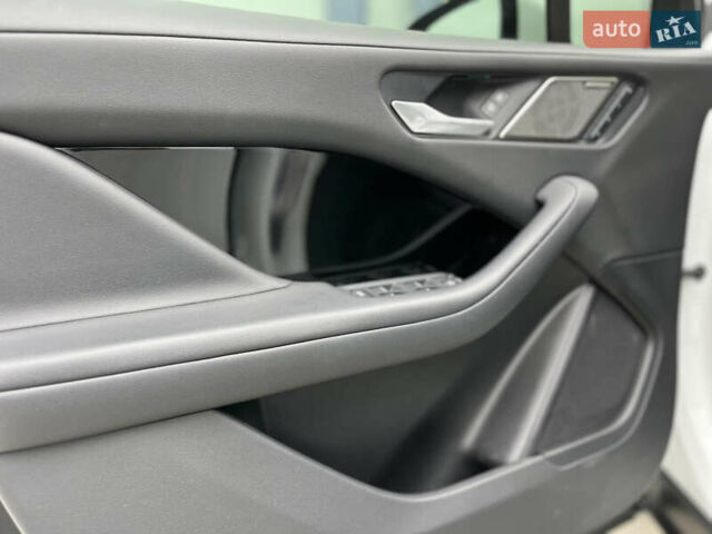 Белый Ягуар I-Pace, объемом двигателя 0 л и пробегом 58 тыс. км за 26500 $, фото 19 на Automoto.ua