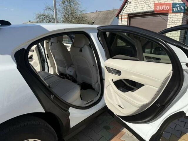 Белый Ягуар I-Pace, объемом двигателя 0 л и пробегом 102 тыс. км за 26900 $, фото 8 на Automoto.ua