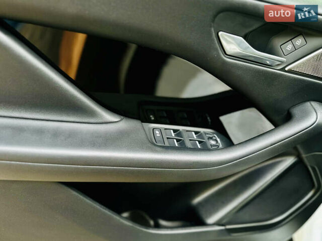 Белый Ягуар I-Pace, объемом двигателя 0 л и пробегом 40 тыс. км за 31400 $, фото 29 на Automoto.ua