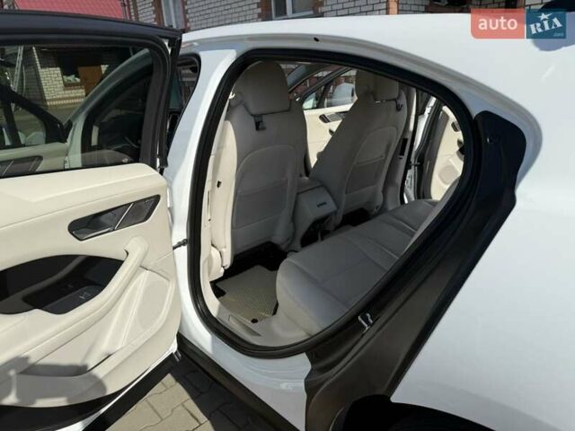 Белый Ягуар I-Pace, объемом двигателя 0 л и пробегом 102 тыс. км за 26900 $, фото 5 на Automoto.ua