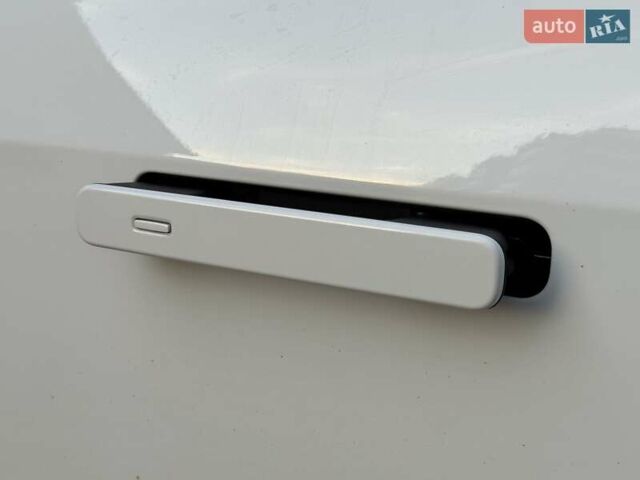 Белый Ягуар I-Pace, объемом двигателя 0 л и пробегом 117 тыс. км за 24990 $, фото 51 на Automoto.ua