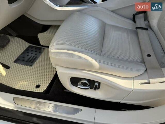 Белый Ягуар I-Pace, объемом двигателя 0 л и пробегом 102 тыс. км за 26900 $, фото 3 на Automoto.ua