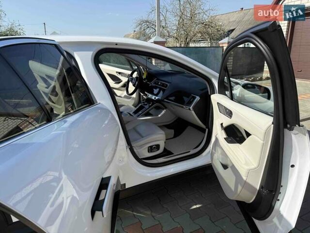 Белый Ягуар I-Pace, объемом двигателя 0 л и пробегом 102 тыс. км за 26900 $, фото 2 на Automoto.ua