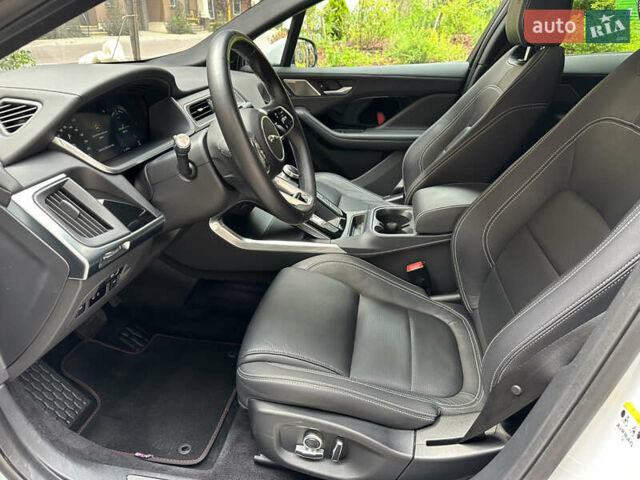 Белый Ягуар I-Pace, объемом двигателя 0 л и пробегом 80 тыс. км за 32200 $, фото 32 на Automoto.ua
